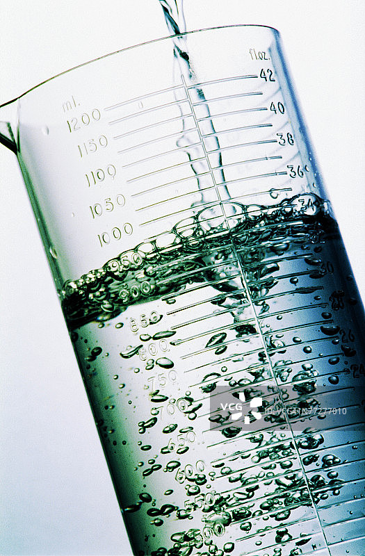 将液体倒入烧杯图片素材