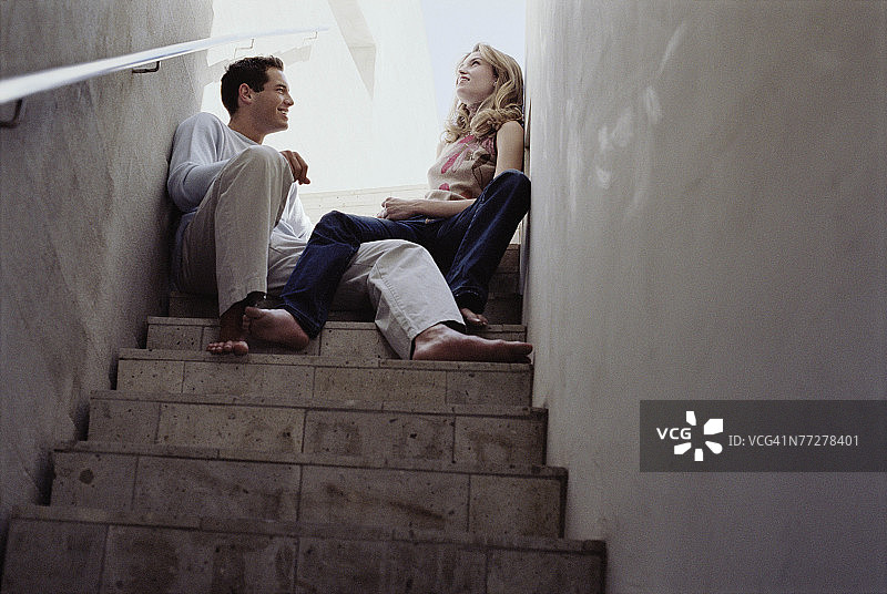 情侣坐在楼梯顶部图片素材