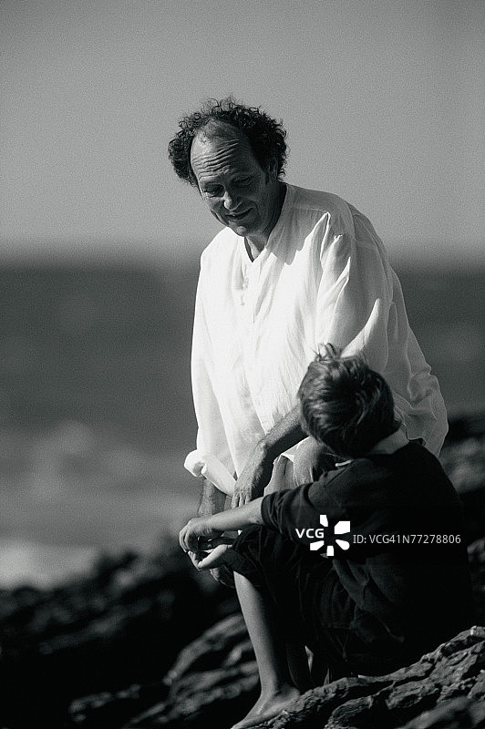 祖孙在海滩上图片素材