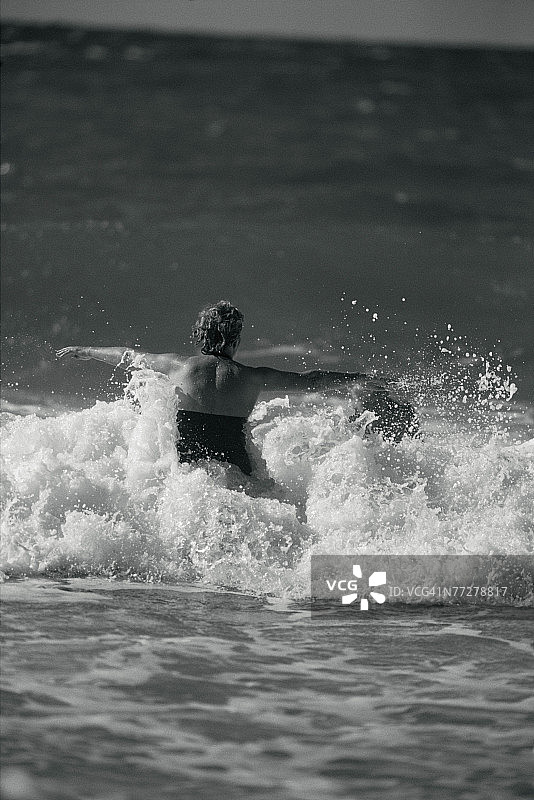 跳入海洋的女人图片素材