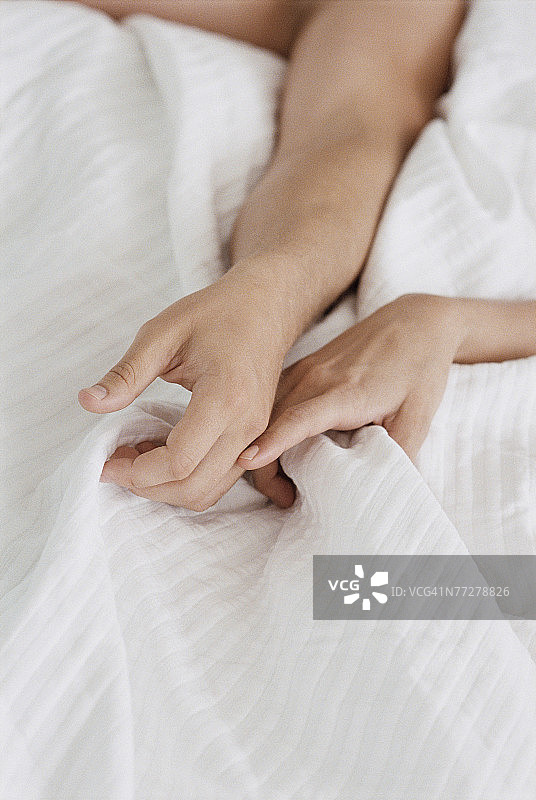 情侣在床上牵手图片素材