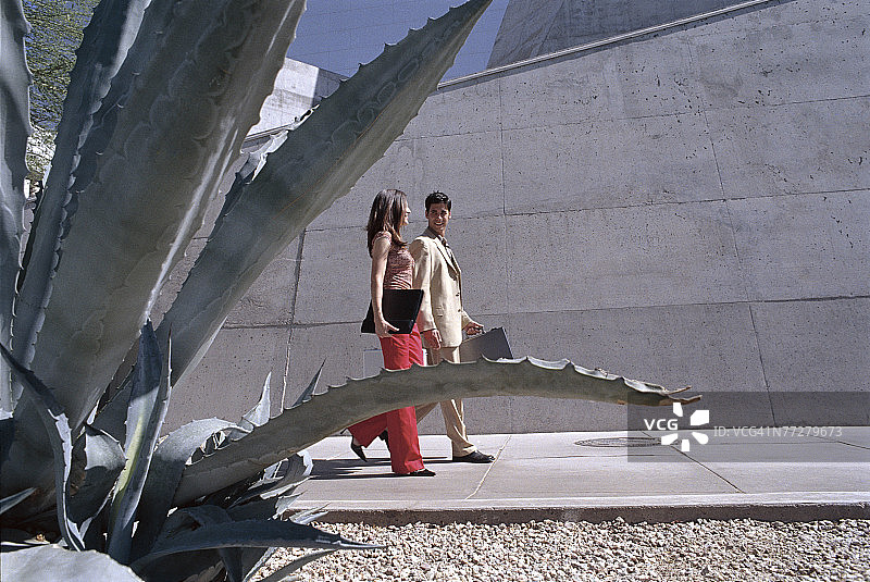 在户外步行的商人图片素材