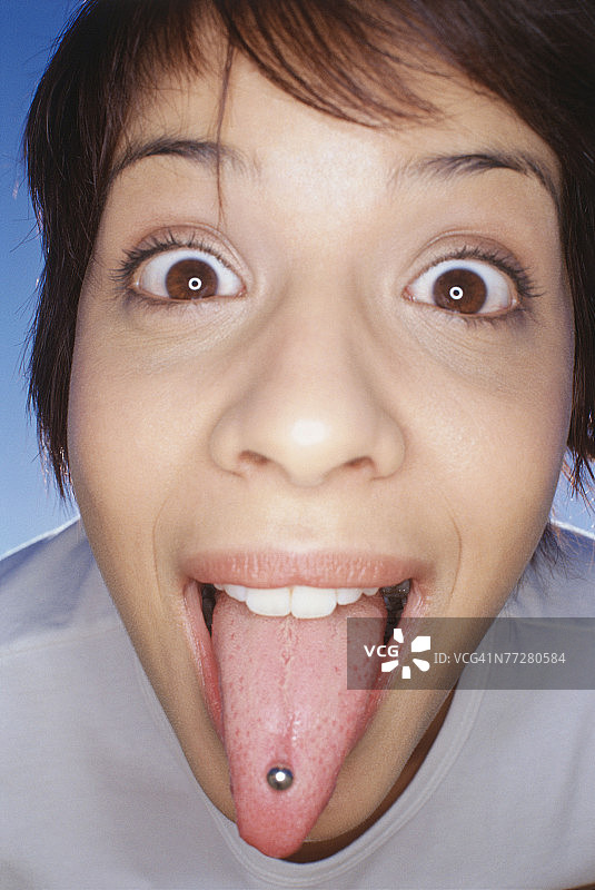 吐舌头展示舌钉的少女图片素材