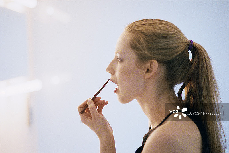 青少年女孩在镜子前化妆图片素材