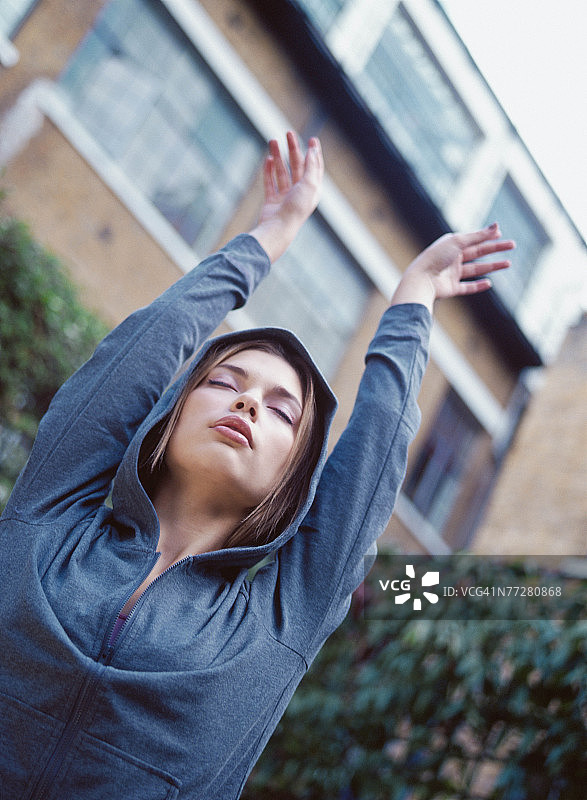 女人伸展运动在户外图片素材