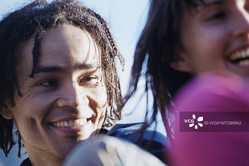 和其他人在一起微笑的青少年男孩图片素材