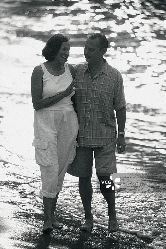 一对情侣在海滩上散步图片素材