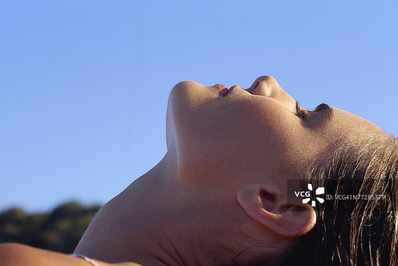 女人向后仰头图片素材