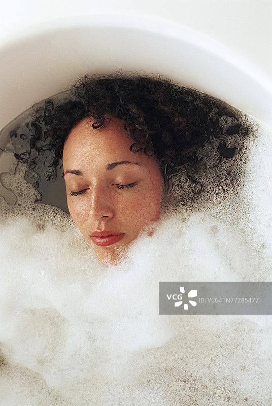 女人在泡泡浴中放松身心图片素材