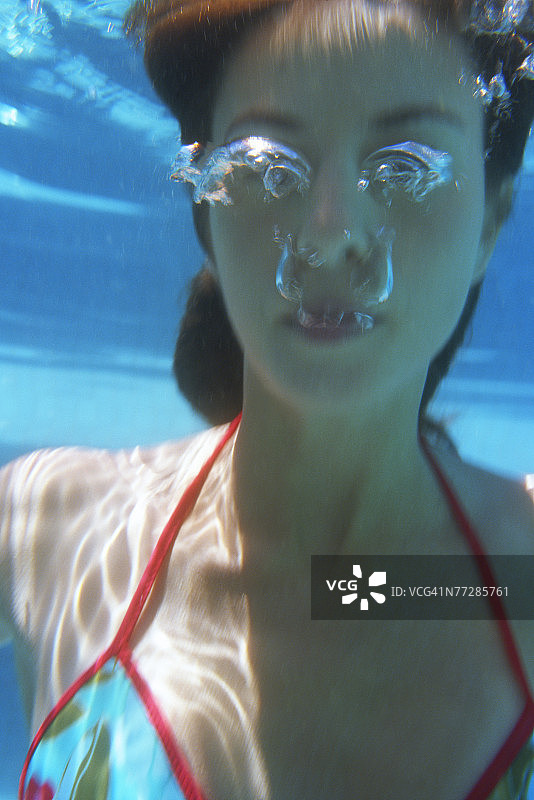 水下吹泡泡的女人图片素材