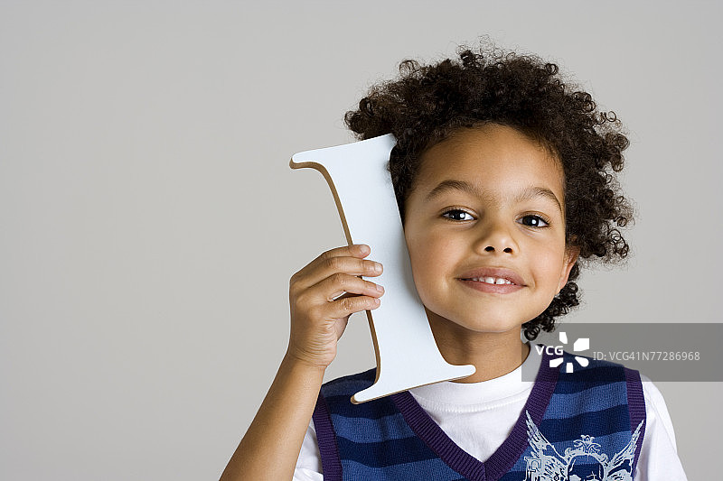 拿着字母I的男孩图片素材