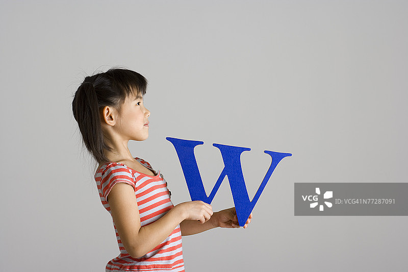 拿着字母W的女孩图片素材