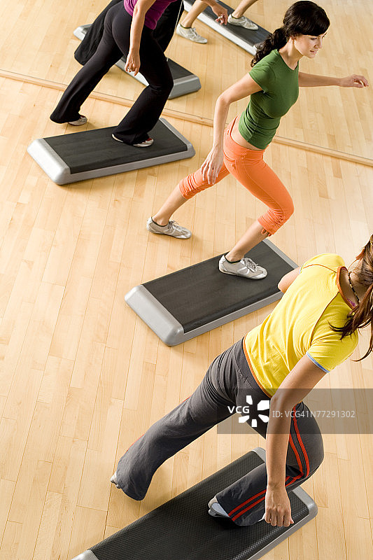 女性进行有氧踏板操图片素材