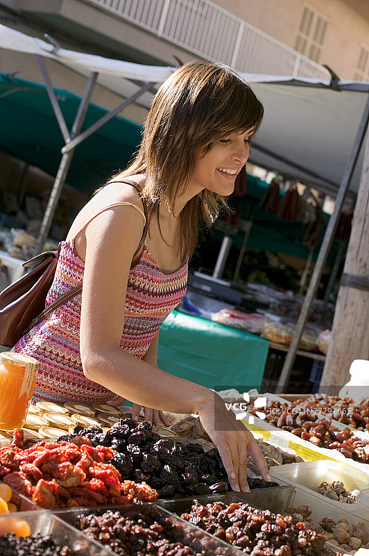 在农贸市场购物的女人图片素材