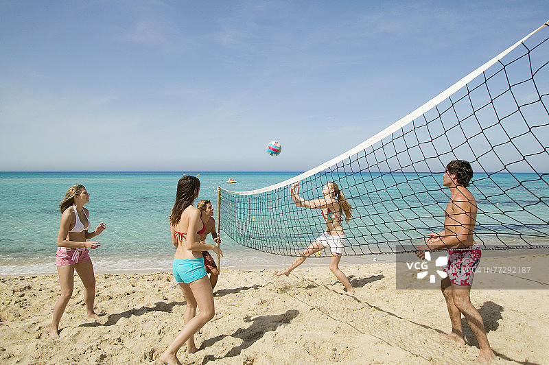 在沙滩上打排球的人们图片素材