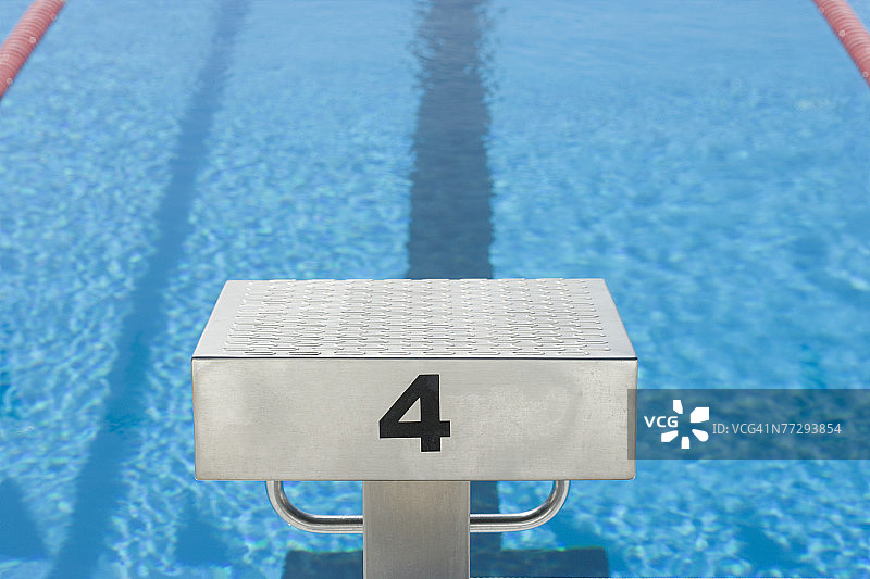 起点平台和游泳池图片素材