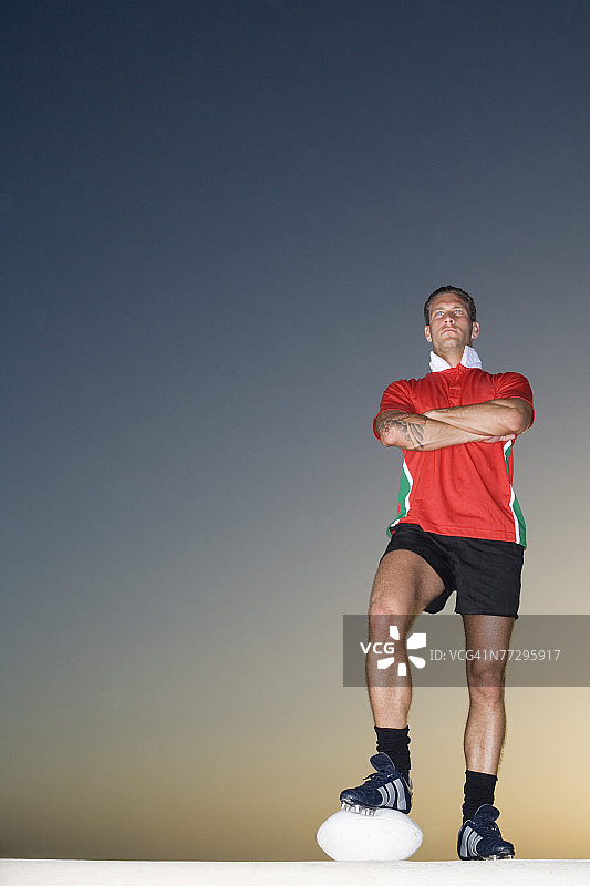 橄榄球运动员双臂交叉图片素材