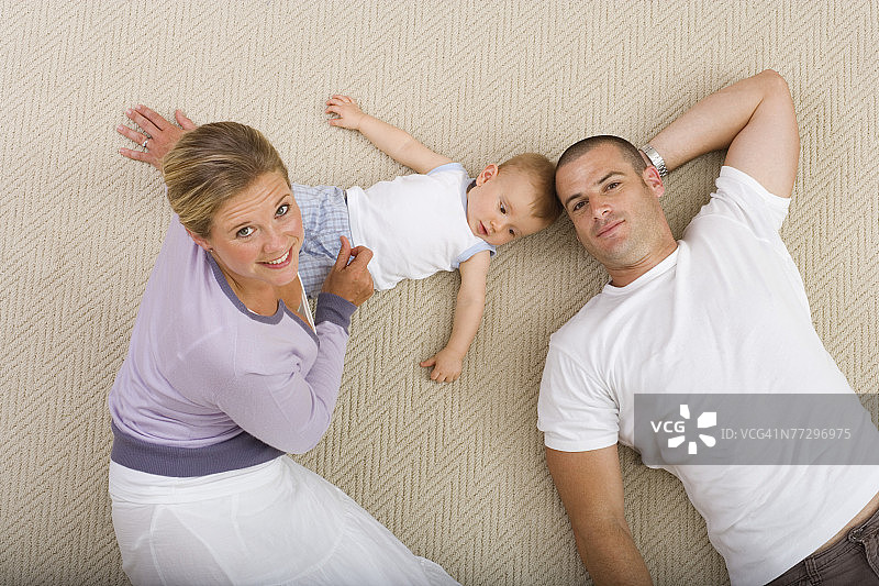 情侣和宝宝的高角度视图图片素材