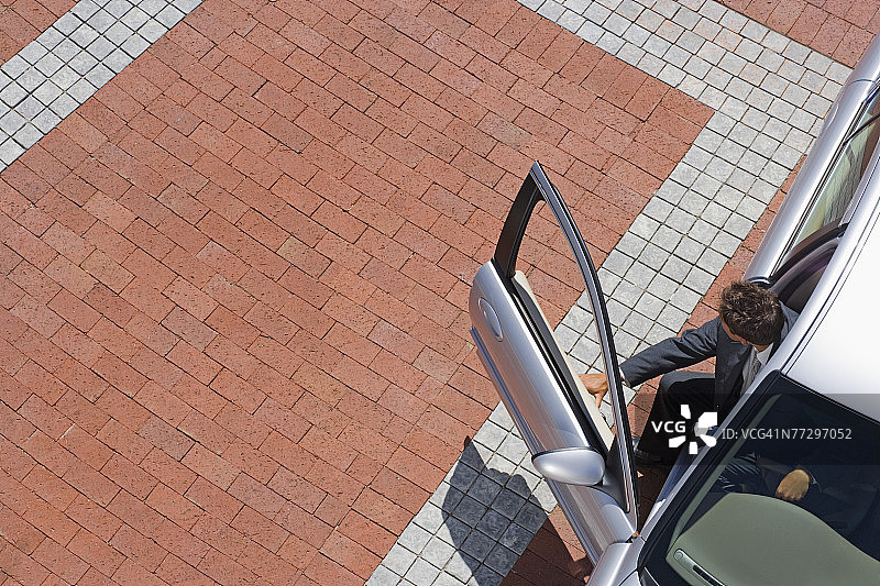 男人上车的高角度视图图片素材
