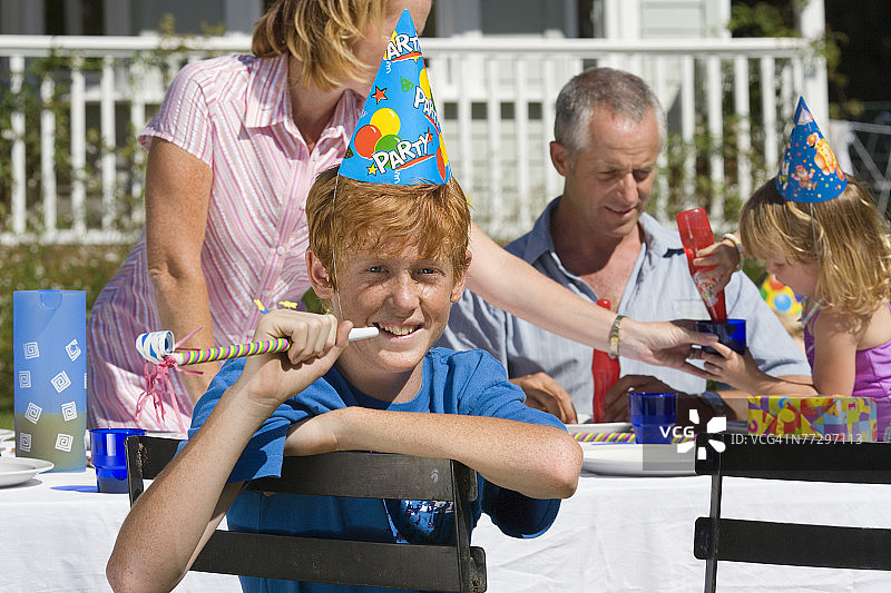 生日派对上的男孩图片素材