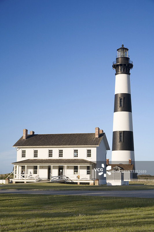 北卡罗来纳州外滩哈特拉斯国家海岸的博迪岛灯塔及其守灯人的住所。图片素材