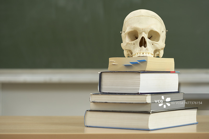 一包书籍，上面有一个骷髅头图片素材