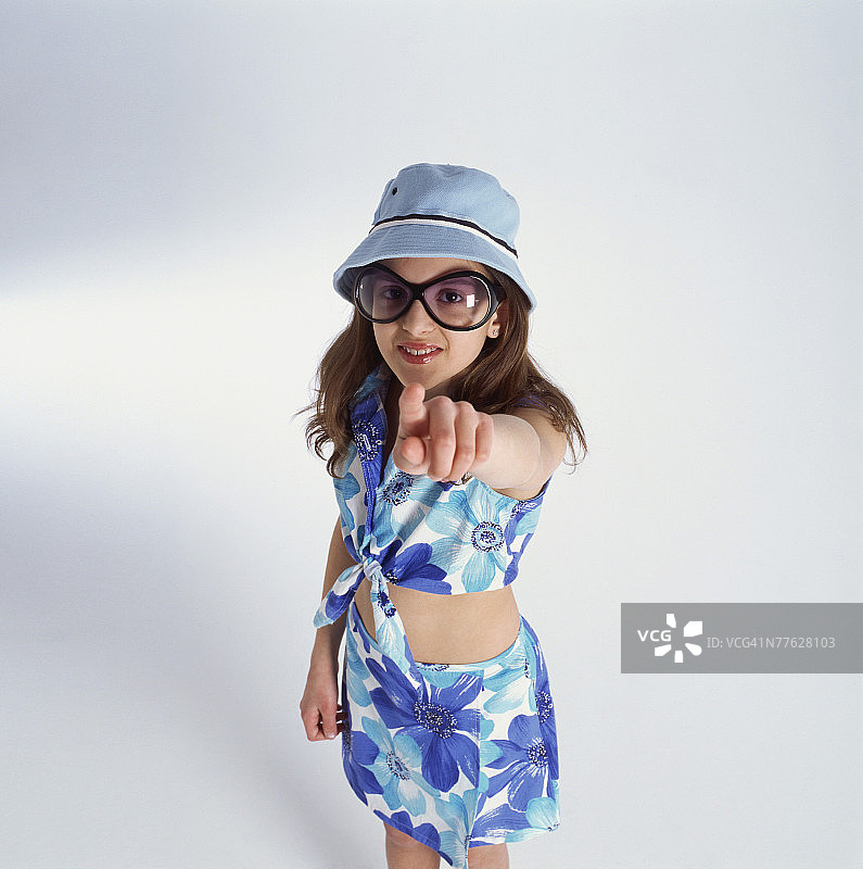 戴帽子和护目镜的女孩指着前方图片素材