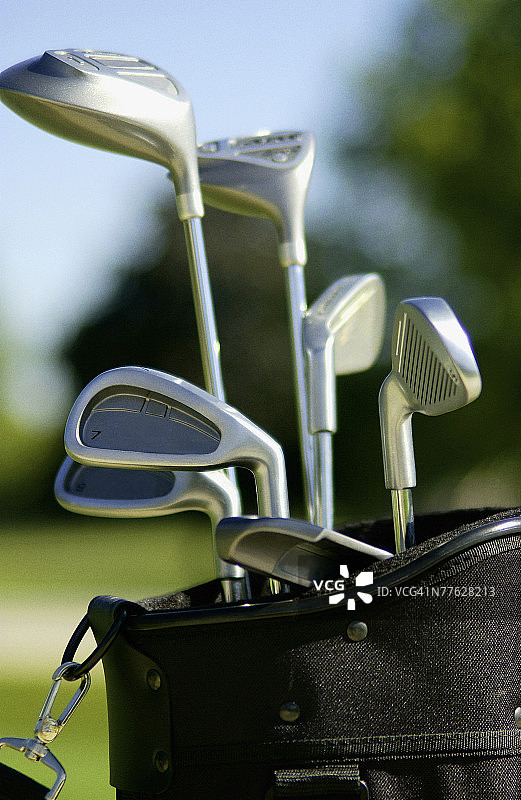 一套高尔夫球杆的特写图片素材