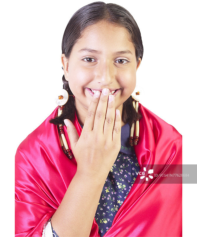 咯咯笑的小女孩穿着第一民族服装图片素材