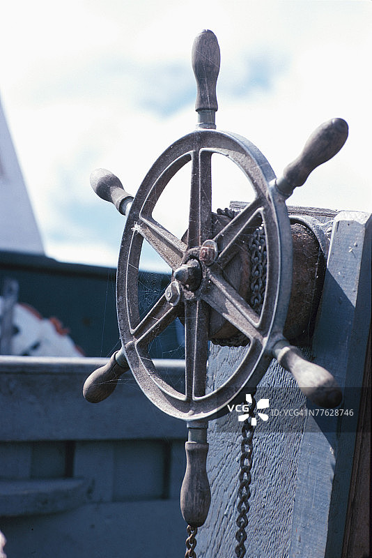 加拿大魁北克马格达伦岛的轮船方向盘图片素材