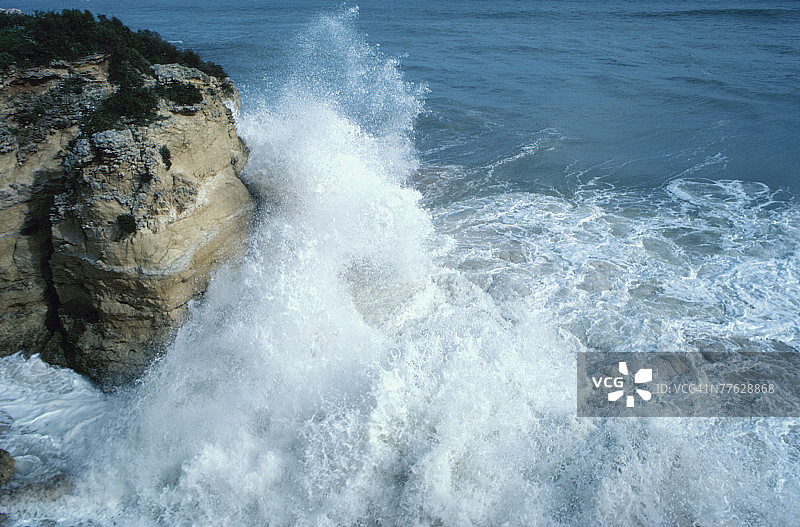 海浪拍打岩石图片素材