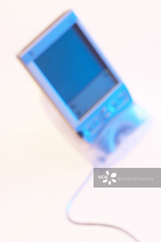 带线的掌上电子个人管理器图片素材