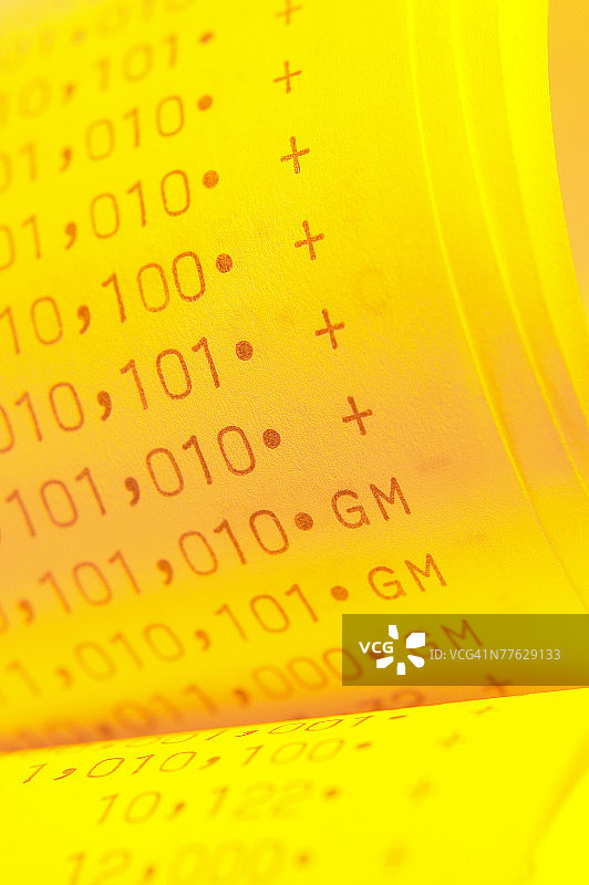 黄色灯光下的会计数字收据图片素材