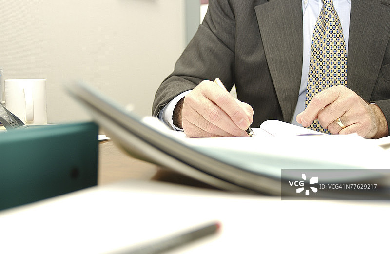 在办公室工作的商人图片素材