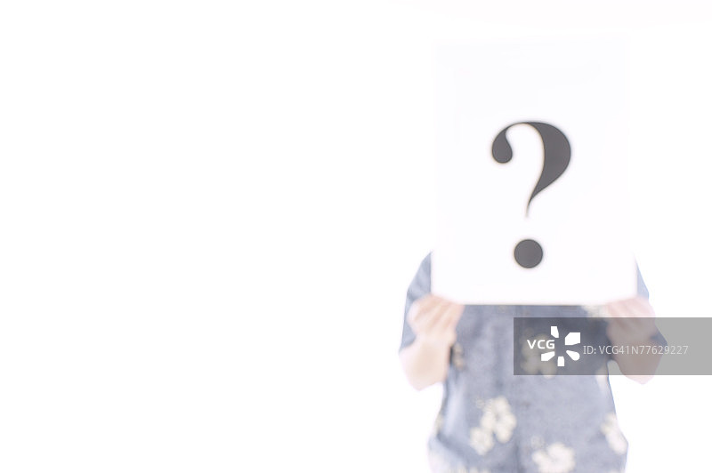 男人举着一个带有问号的白色标牌图片素材