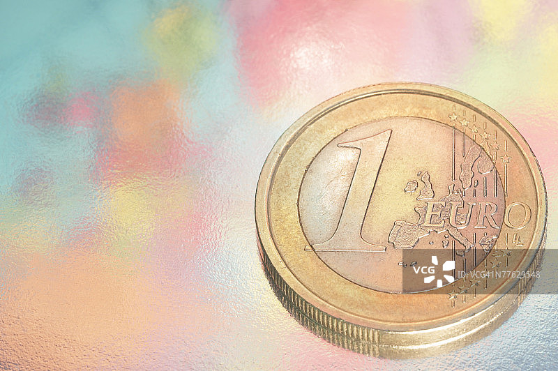 欧元硬币与地球仪图片素材