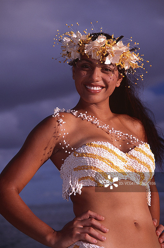 身穿海岛风情连衣裙的女人图片素材