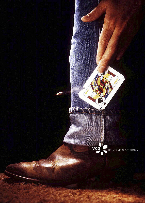 将千斤顶滑入裤子袖口的人图片素材