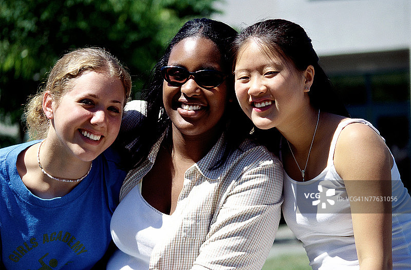 三个混血少女的特写镜头图片素材