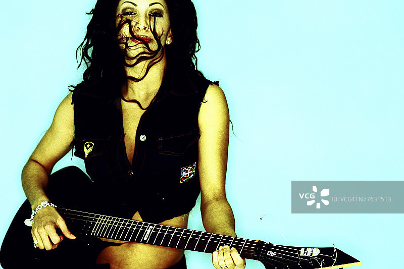 弹吉他的妇女图片素材