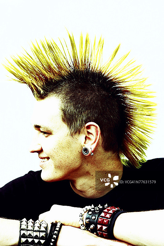 留着莫霍克发型的男孩图片素材