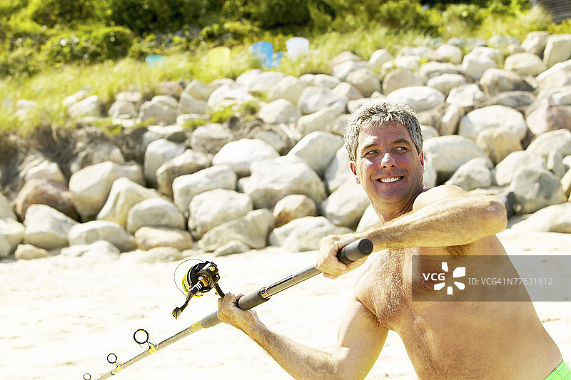 男人抛钓鱼线图片素材