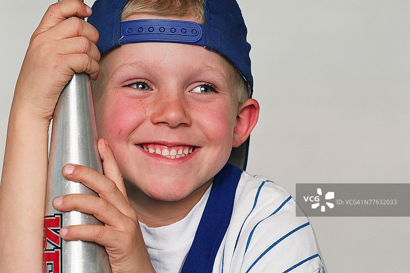 微笑的男孩拿着球棒图片素材