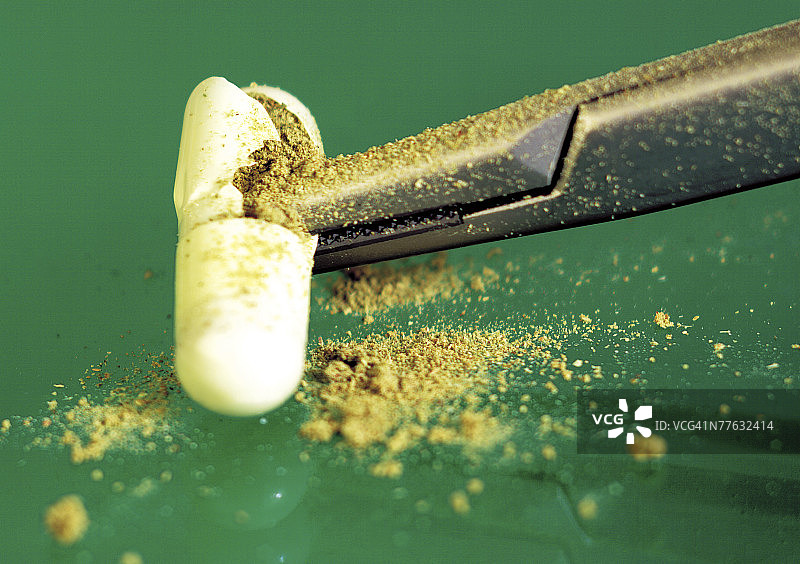 钳子打开药丸图片素材