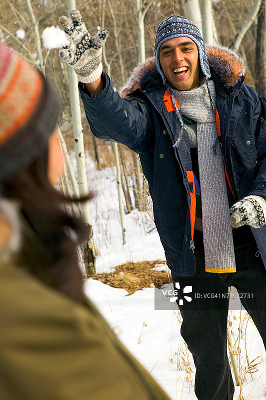 情侣互相扔雪球图片素材