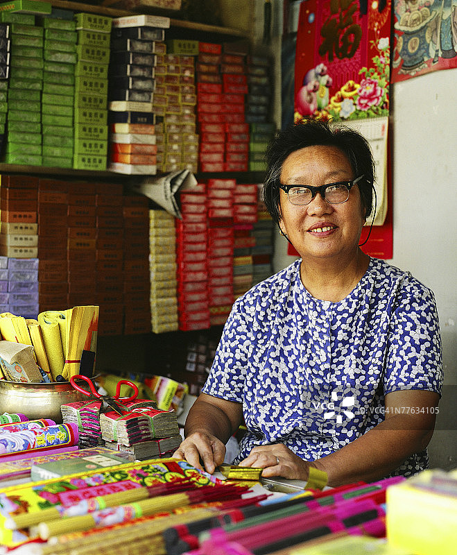 在商店里的女人肖像图片素材