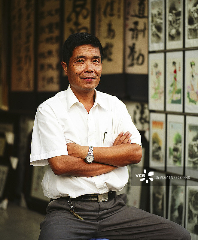 男人坐在市场上的画像图片素材