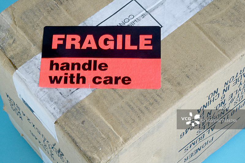 带有“小心轻放”标签的盒子图片素材