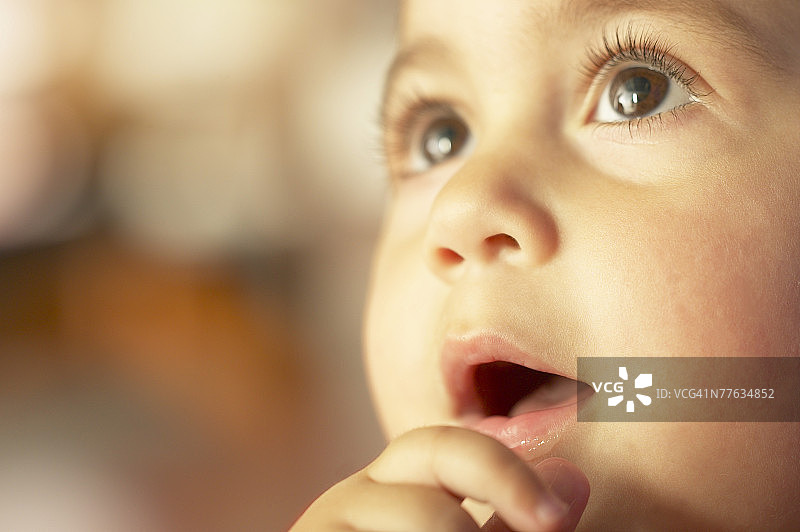 孩子敬畏的表情图片素材