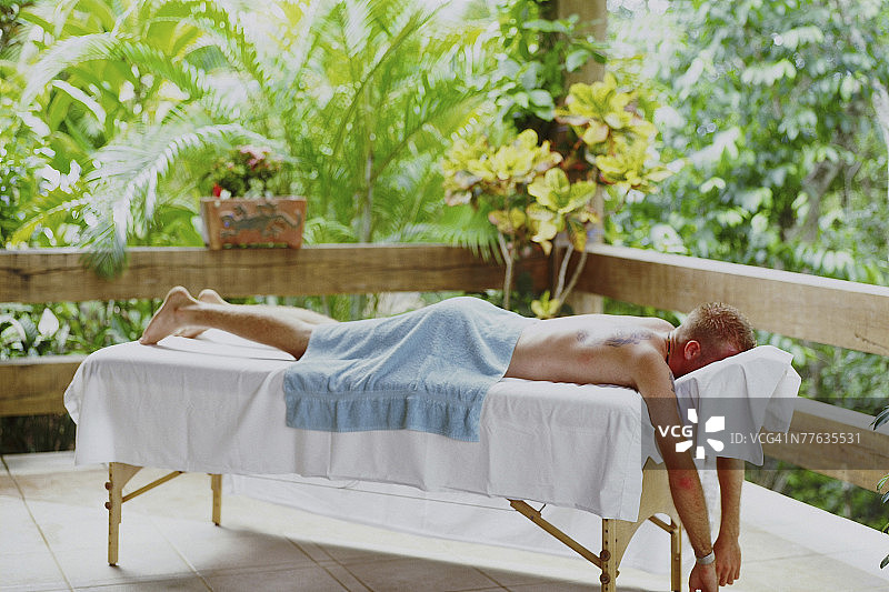 男子躺在按摩床上图片素材